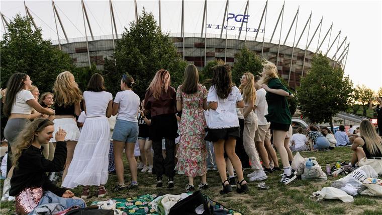 Klimaprotest gegen Taylor Swift in Warschau Weltstar Taylor Swift ist erstmals in Polen aufgetreten.