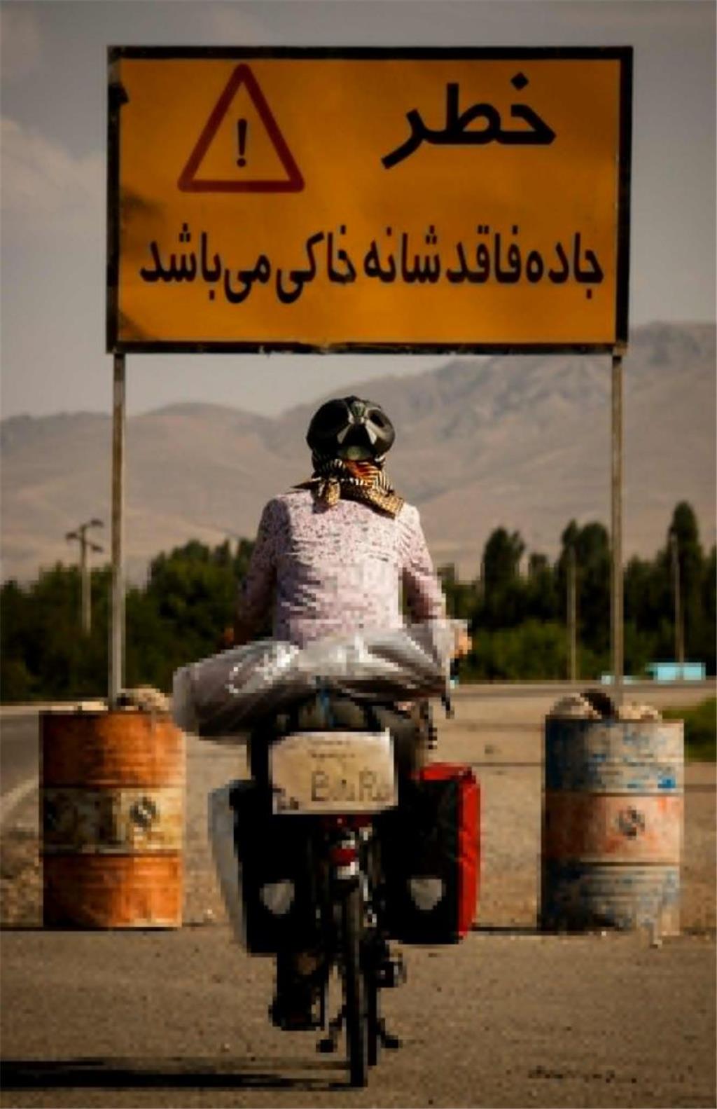 Weltumradlerin Annika Wachter - hier: Iran, &quot;Vorsicht, Seitenstreifen endet&quot;.