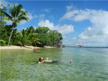 Weltumradlerin Annika Wachter - hier: Treiben lassen auf Tonga.