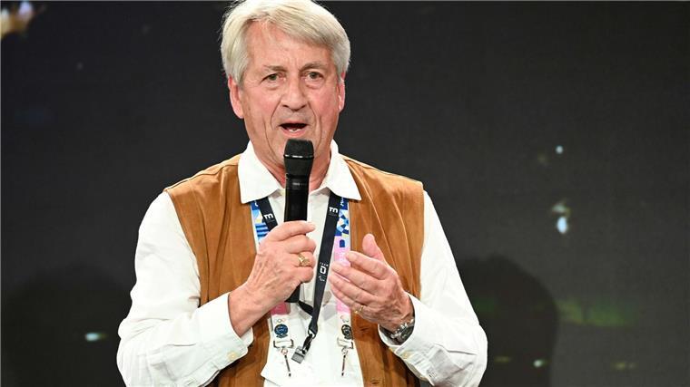 Weltverbandspräsident Klaus Schormann wünscht Zillekens viel Glück.