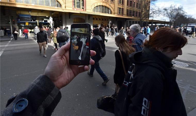Pokémon Go: Erster Raubüberfall in Bremen Weltweit spielen immer mehr Menschen Pokémon Go. Das nutzen Räuber und Hacker schamlos aus.