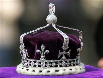 Wem gehört der Diamant? Pakistaner und Inder wollen der Queen an ihre Kronjuwelen. Foto Crabtree/dpa 