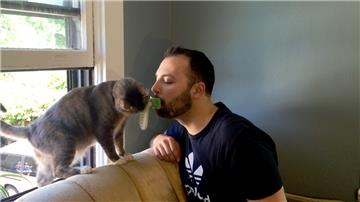Wem Streicheln zu Langweilig ist, darf seine Katze jetzt auch ablecken. "Licki Brush" heißt die neuste "Errungenschaft" für Haustierbesitzer.