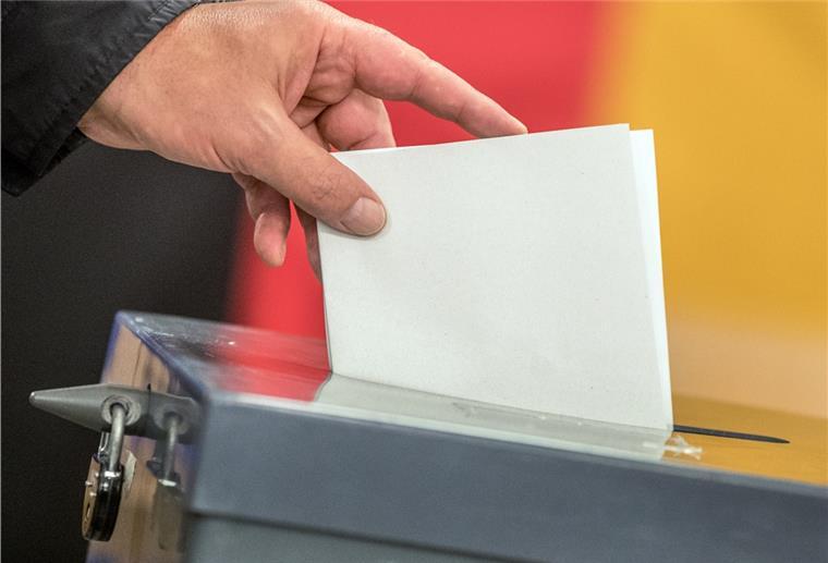 Umfrage: Bremerhavener SPD geht als Sieger vom Platz Wem würden Sie am Sonntag ihre Stimme geben? Im Vergleich zur Umfrage vom vergangenen Jahr legte die Seestadt-SPD bei der aktuellen Umfrage kräftig zu, während die CDU Verluste hinnehmen musste. Die Werte der anderen Parteien blieben zumeist stabil.
