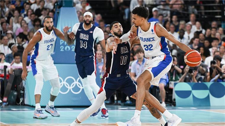 James und Curry führen US-Basketballer zu Gold bei Olympia Wembanyama wird von NBA-Meister Jayson Tatum bedrängt.