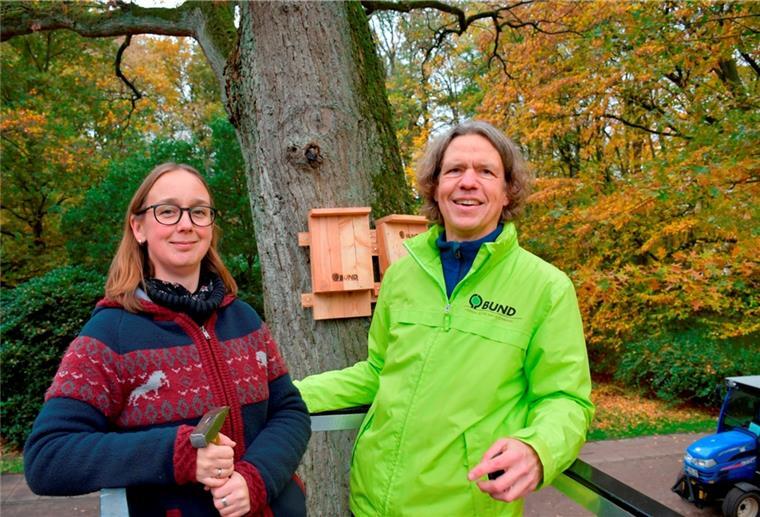 BUND hängt „Fledermaus-Wohnungen" im Bürgerpark auf Zwei Mitglieder des BUND Unterweser