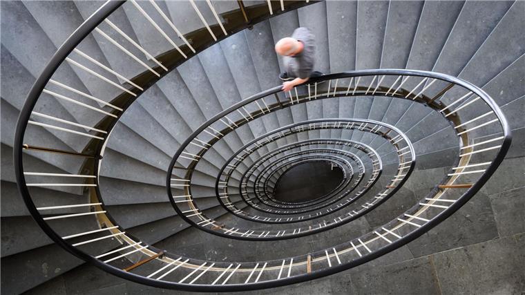 In der Falle: Den größten Stress machen wir uns selbst Wendeltreppe abwärts - wenn der eigene Perfektionismus für massiven Stress sorgt. (Symbolbild)