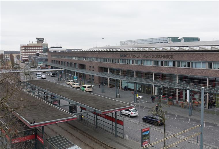 Wenige Taxen warten vor dem Flughafen "Airport Hans Koschnick".