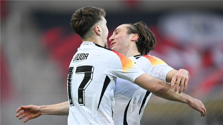 Elf Monate nach kuriosem U21-Debüt: Reitz in U21 gesetzt Weniger als ein Jahr nach dem Debüt ist Rocco Reitz (r) im Team gesetzt.
