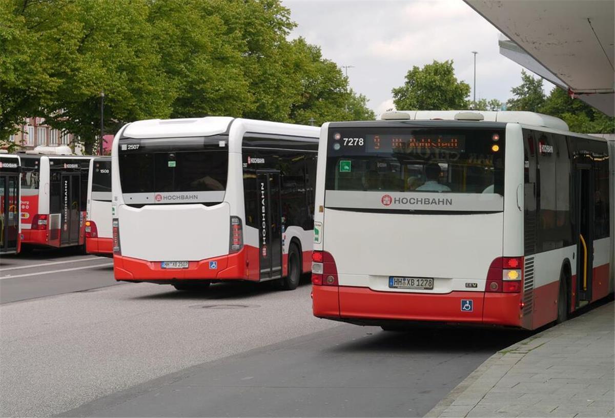 Teurer und unbeliebter? Deutschlandticket bringt kaum neue Fahrgäste Busse der Hochbahn stehen am Zentralen Omnibusbahnhof (ZOB) Wandsbek Markt in Hamburg.