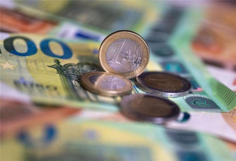Millionen Haushalte betroffen: Merz-Regierung senkt Entlastung für Bürger deutlich Geldscheine mit dem Wert von 100 und 50 Euro und Münzen liegen auf einem Tisch.
