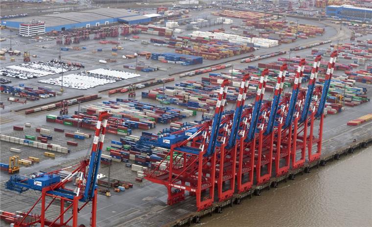 Hafen-Personaldienstleister GHB soll in Schwierigkeiten stecken Probleme an der Stromkaje: Weniger Umschlag, weniger Arbeit: Weil Eurogate weniger Personal beim Gesamthafen-Betriebsverein ordert, soll die Personalreserve des Hafens in Schwierigkeiten geraten sein.