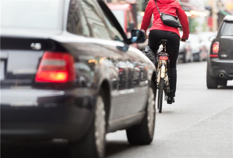 Wilstedter Radler fordert Schilder für mehr Sicherheit Wenn Autos einen Radfahrer überholen wollen, müssen sie einen festgelegten Sicherheitsabstand einhalten: innerorts 1,5 und außerhalb geschlossener Ortschaften 2 Meter.