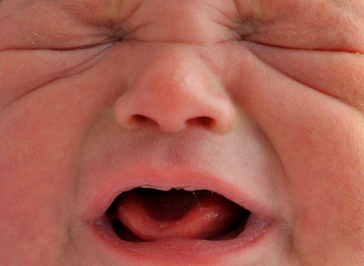 Kampagne gegen Baby-Schütteln soll Eltern helfen Wenn Babys schreien, sind sie meist müde oder hungrig. Ihnen ist kalt oder warm, oft benötigen sie Ruhe, eine neue Windel oder eine Schmuseeinheit. Manchmal aber können sie einfach nicht beruhigt werden. Wenn Säuglinge anhaltend schreien, bringt das Eltern an den Rande der Verzweiflung. Die Gefahr, dass sie dann das Kind schütteln, ist hoch.