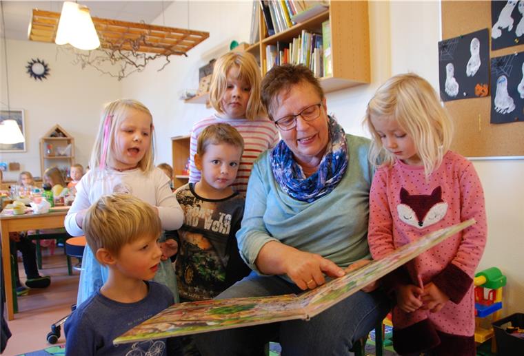 Driftsethe: „Rappelkiste“ ist stolze 50 Jahre alt Wenn Bärbel Siebert vorliest und erklärt, dann hören alle Kinder gerne zu (von links): Noah, Lilith, Jani, Merida und Carolin.