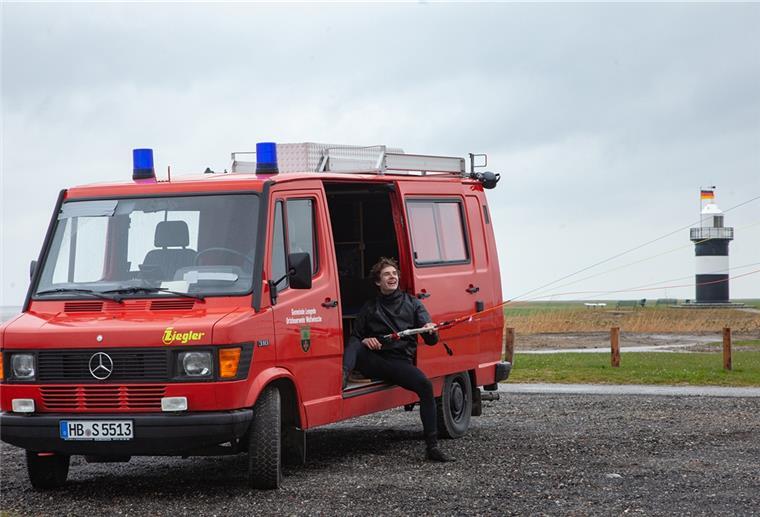 Wremen: Erste Kiteschule für kleines Nordseebad Wenn das Hochwasser am Wremer Strand mal auf sich warten lässt, klettert Ansgar Pahl für eine Trockenübung auch mal auf sein ausgedientes Feuerwehrfahrzeug, von dem aus er die Kiteschule in diesem Jahr betreibt.