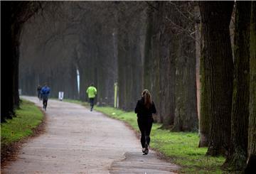 Wenn das Wetter schön ist und es nur wenige Möglichkeiten gibt, sich fitzuhalten, schnüren wieder viele ihre Laufschuhe.