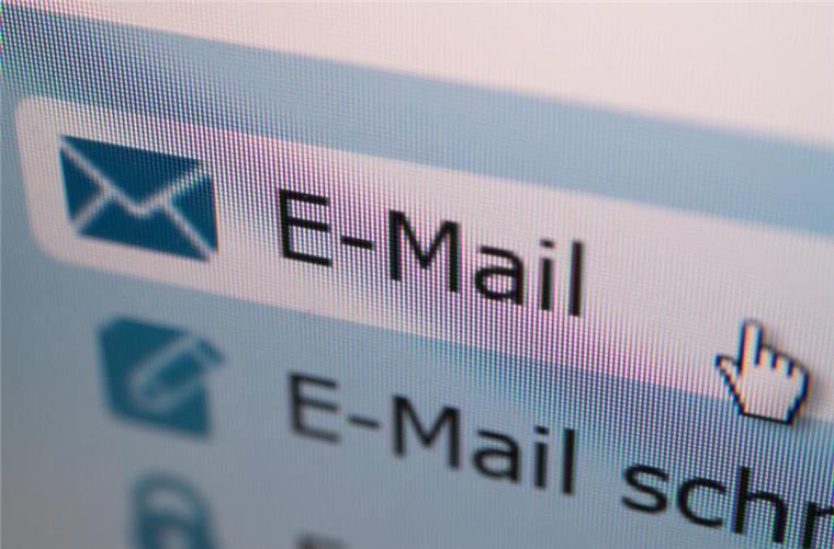 Screenshot einer Outlook-Ansicht, das Wort "E-Mail" ist zu sehen/lesen.  Zur Kontrolle: Manchmal möchten Arbeitgeber die geschäftlichen Mails der Angestellten mitlesen. 