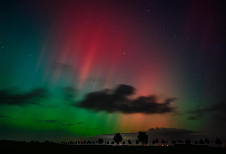 Polarlichter, Supermond und Komet: Himmelspektakel in der Region steht an Polarlichter leuchten am Nachthimmel über der Landschaft im östlichen Brandenburg