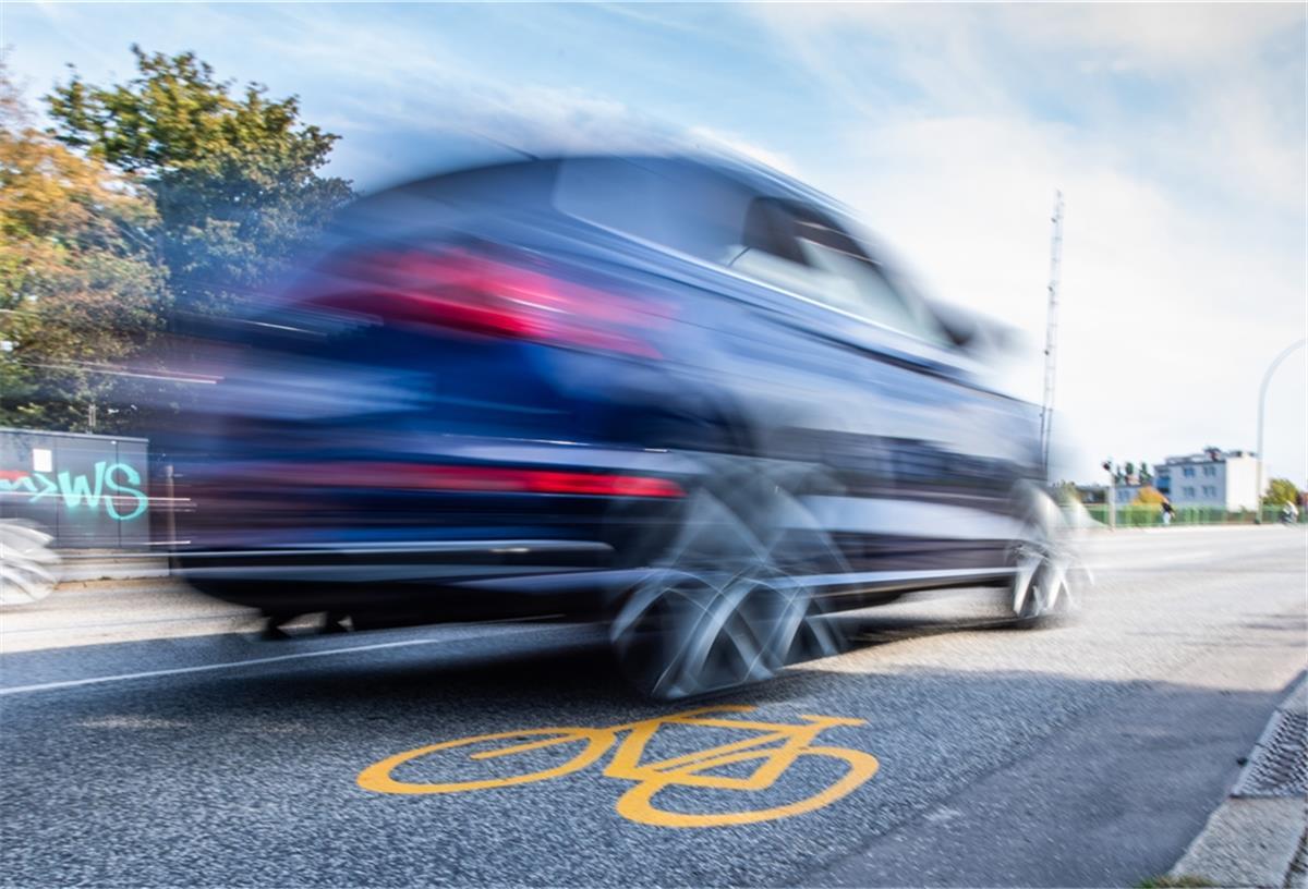 Radstreifen auf der Kennedybrücke in Bemerhaven: So geht‘s damit weiter Wenn die äußerteste Spur der Kennedybrücke ab Mitte Oktober zum Radfahrstreifen auf Probe wird, dann dürfen Autos diese Linie nicht überfahren.