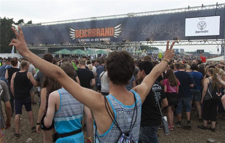 Wenn die Deichbrand-Fans aufs Infield strömen, gibt es regelmäßig kleinere Staus, weil die Taschen kontrolliert werden. Ob Rucksäcke, größere Tasche und Tetrapaks mit Getränken in diesem Jahr überhaupt mit rein dürfen, ist noch nicht entschieden.  