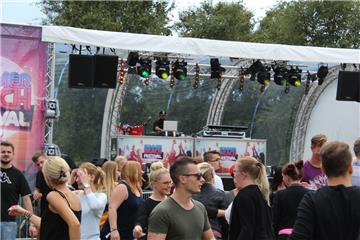 Wenn die DJs auflegen, ist die Tanzfläche vor der Bühne gut gefüllt. Foto: Dziuk