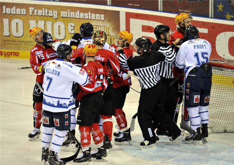 Wenn die Eishockey-Cracks der Pinguins in der DEL2 auf Kassel treffen, geht es meistens hoch her. Foto Scheschonka
