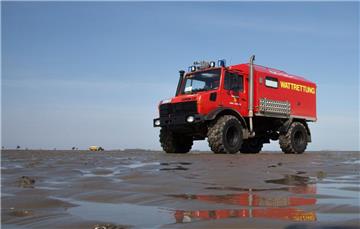 Wenn die Feuerwehr zur Wattrettung ausrückt, ist sie mit diesem Spezialfahrzeug unterwegs. Das Fahrzeug ist gleichzeitig für den Transport in Not Geratener nutzbar als auch als Rettungswagen. Normalerweise wird zusätzlich auf einem Trailer ein Rettungsboot transportiert, das dann zum Einsatz kommt, wenn der Wasserstand für das Fahrzeug zu tief wird. 