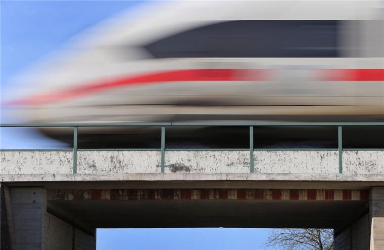 Kinder allein im abfahrenden Zug – Vater springt auf ICE Wenn die Kinder allein im ICE sitzen, kommen die Eltern schon einmal auf seltsame Ideen.