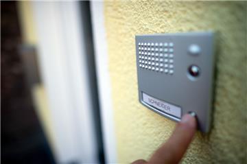 Wenn die Klingen ausgeschaltet ist, bringt auch das Drücken des Knopfes nichts. Ein 8 Jahre alter Junge stand in Geestemünde deshalb vor verschlossenen Türen. Er hat sich dennoch vorbildlich verhalten.