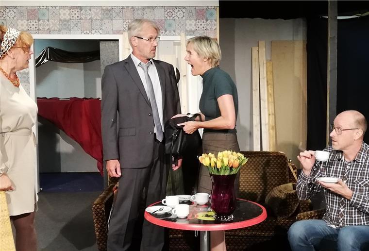 Theater Fatale probt „Der Gott des Gemetzels“ Wenn die Maske der Zivilisation fällt, dann hilft auch ein Tässchen Tee nicht mehr: Maren Groth-Ische, Axel de Grave, Stefanie Bastenhorst und Olaf de Grave bei den Proben zu "Der Gott des Gemetzels".