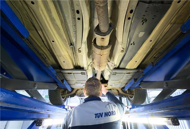 Symbolbild für Millionen Autos könnten beim Tüv durchfallen: Ein Sachverständiger vom Tüv Nord überprüft bei einer Hauptuntersuchung (HU) einen PKW.