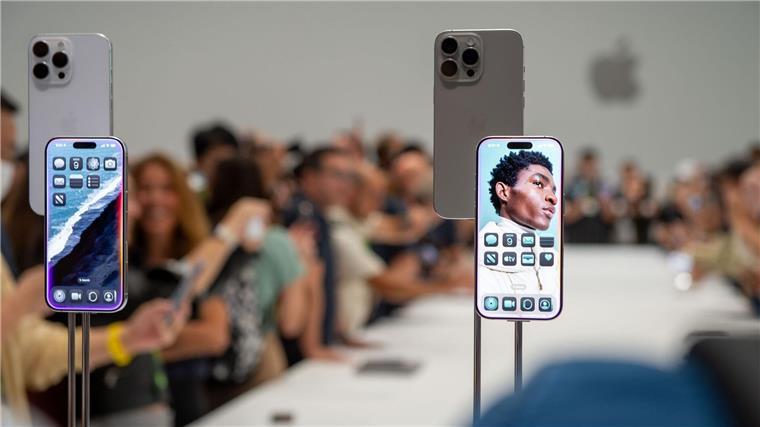 Kameras und KI: Apple stellt iPhone 16 vor Wenn die neue Version der Sprachassistentin Siri aktiv ist, erkennt man das an einem bunt leuchtendem Rahmen um den Display.