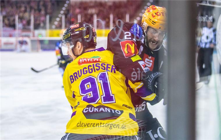 Fischtown Pinguins reisen zum Lieblingsgegner Wenn die Pinguins um Stürmer Carson McMillan (rechts) auf die Krefeld Pinguine treffen, kehrten sie noch nie ohne Zählbares zurück.