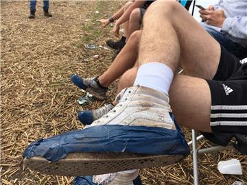 Wenn die Schuhe nicht mehr halten, dann muss Tape ran. Wie gut, dass diese Jungs...