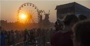 Wenn die Sonne langsam untergeht, bleibt die Feierstimmung erhalten. Foto: Leusc...