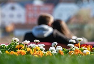 Wenn die Sonnenstunden zunehmen, blühen nicht nur die Blumen. Auch beim Menschen zeigen sich Frühlingsgefühle.