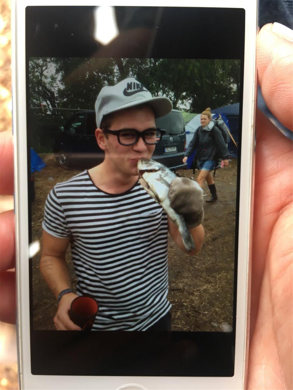 Wenn ein Flensburger Jung versucht, mit einem Fisch auf das Infield zu kommen, d...