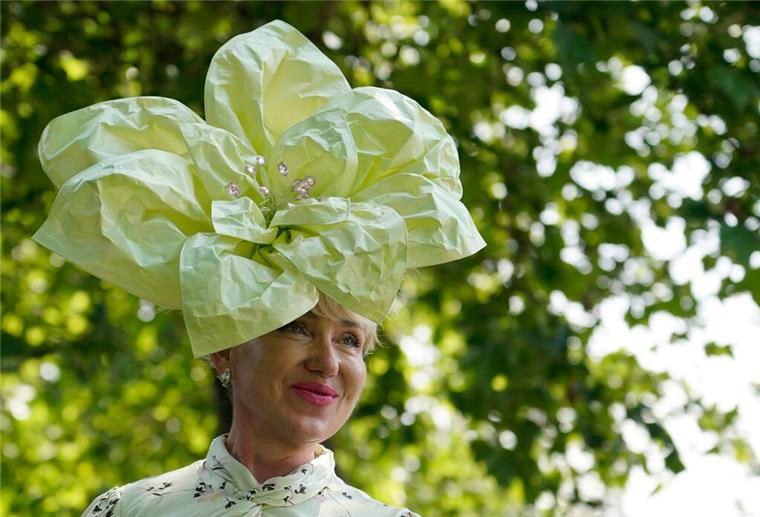 Exzentrische Hüte: Britinnen feiern in Ascot Wenn ein Hut zur Blume wird...