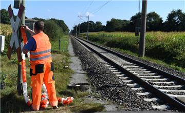 Wenn ein Zug kommt, muss der Bahnübergab mit einer rot-weißen Girlande gesichert...