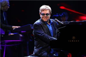 Ausschreibung gewonnen: Wenn Elton John im November in der ÖVB-Arena auftritt, schwingt dort mit Kadir Soytürk ein Bremerhavener Gastronom den Kochlöffel. Er erhielt den Zuschlag als Caterer in der Halle und der Messe Bremen und wird die Zuschauer und die Stars versorgen.