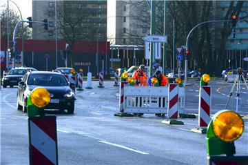 Wenn Ende des Monats die letzten Absperrungen verschwinden, gehen rund fünf Jahre Bauarbeiten auf der Elbestraße zu Ende. Im Bild der Übergang der Elbe- in die Stresemannstraße an der Kreuzung Rheinstraße, seit Februar häufig Ort von Verkehrsstaus. Foto Scheer