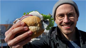 Wenn er die Wahl hat, entscheidet sich Gottfried Haufe immer für das Fischbrötchen mit Bismarckhering. 