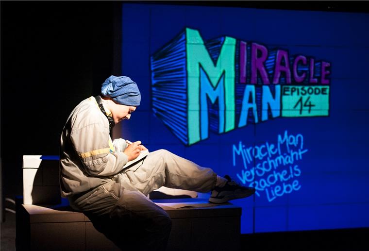Jugendtheater: „Superhero“ will Sex Wenn es dem krebskranken Don (Luca Hämmerle) dreckig geht, zeichnet er seine Fantasien als Comics und wird zu Miracle Man. Foto Herrmann