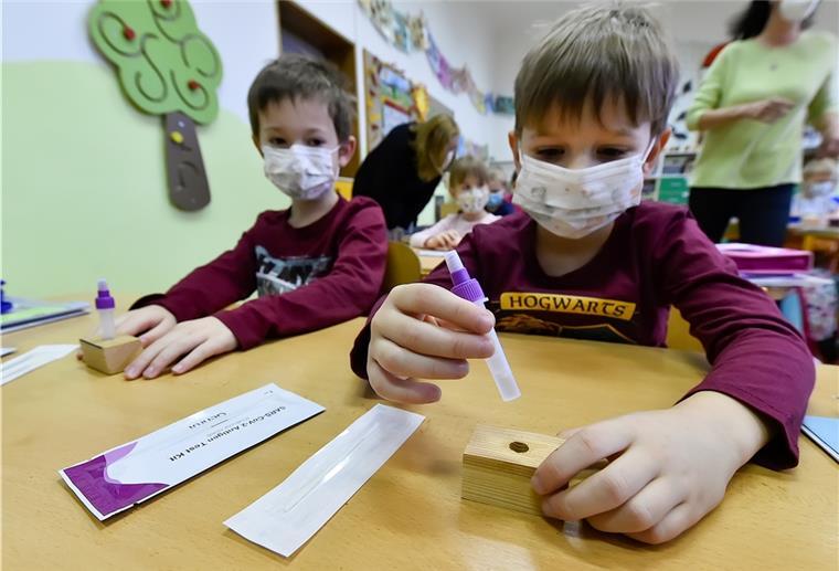 Bremens Bildungssenatorin will Quarantäne für Kinder abschaffen Wenn es nach Bildungssenatorin Sascha Aulepp (SPD) geht, sollen nur noch infizierte Kinder in Quarantäne geschickt werden.