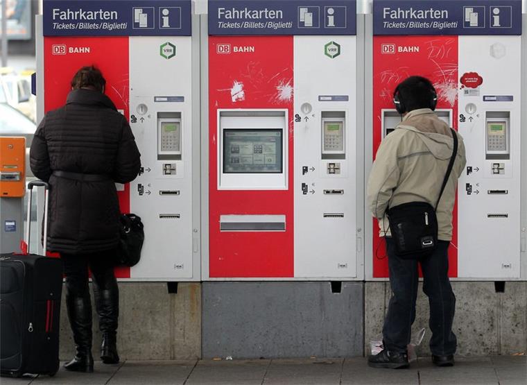 Bahnverkehr: Schneller, besser - teurer? Wenn es nach Enak Ferlemann (CDU) geht, werden die Ticketpreise der Deutschen Bahn bald erhöht. So soll Geld in die Kassen kommen für den Ausbau des Schienennetzes.