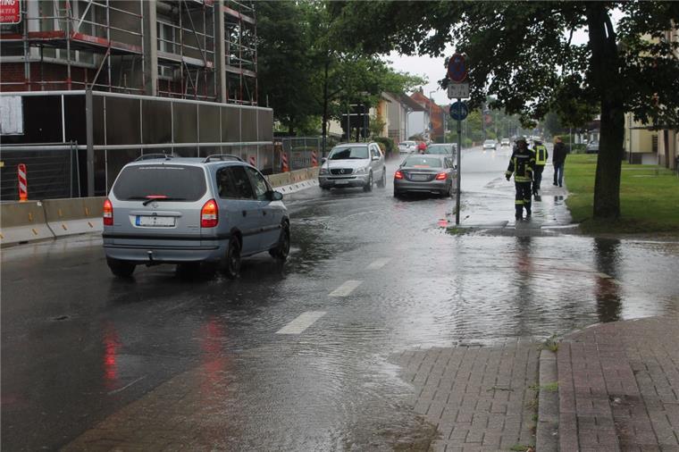 Starkregen bleibt in Nordenham ein Dauerproblem Wenn es stundenlang wie aus Eimern schüttet, steht vor dem Rathausturm das Wasser. Zuletzt war das am 30. Juni der Fall (Foto). Eine Möglichkeit, solche Überschwemmungen zu verhindern, sieht die Stadt nicht.