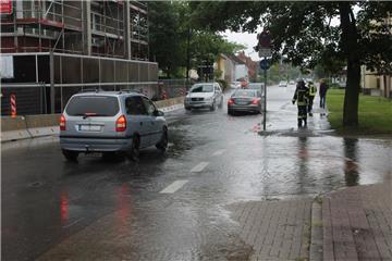 Wenn es stundenlang wie aus Eimern schüttet, steht vor dem Rathausturm das Wasser. Zuletzt war das am 30. Juni der Fall (Foto). Eine Möglichkeit, solche Überschwemmungen zu verhindern, sieht die Stadt nicht.