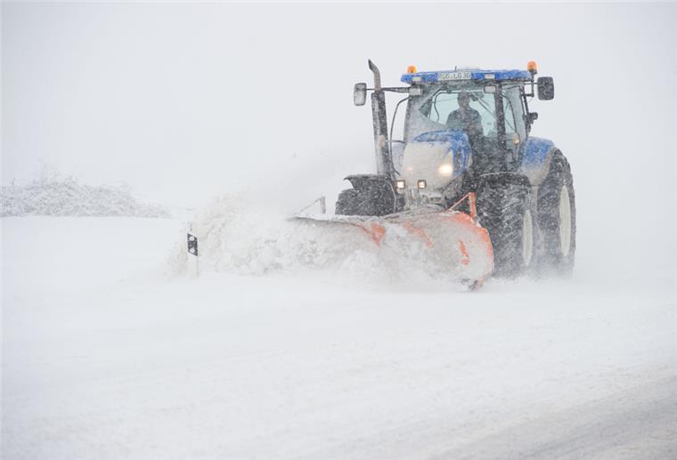 Trecker mit Schneepflug