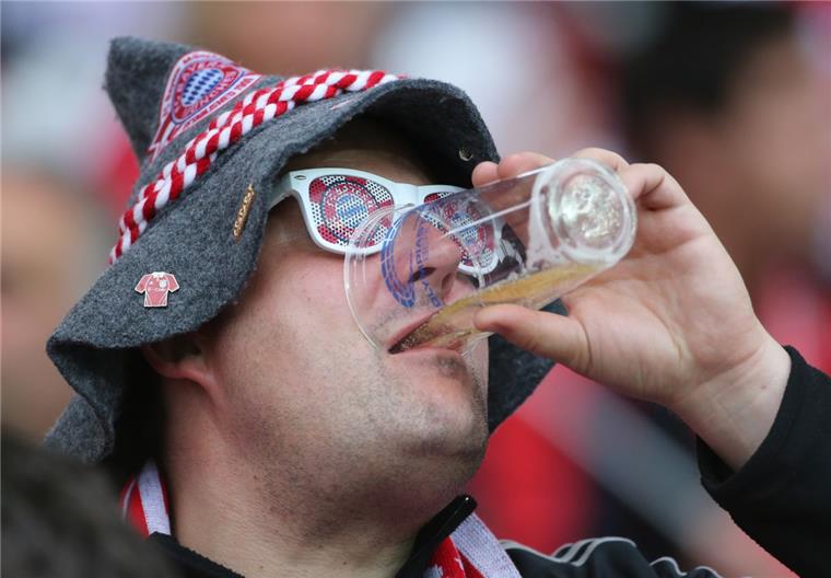 Verbraucherschützer kritisieren Bezahlkarten in Fußballstadien Wenn Fußball-Fans für ihre Getränke mit einer Bezahlkarte berappen müssen, scheinen einige Bundesliga-Klubs ein gutes Geschäft zu machen.